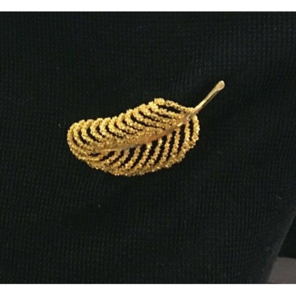 BSK Brooch Leaf Filigree Textured finish Gold-tone 3 " x 1" - Picture 2 of 7